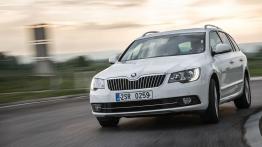 Skoda Superb II Kombi Facelifting (2013) - widok z przodu