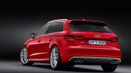 Audi S3 III Sportback (2013) - tył - reflektory włączone