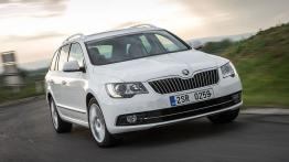 Skoda Superb II Kombi Facelifting (2013) - widok z przodu