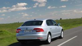 Skoda Superb II Liftback Facelifting (2013) - widok z tyłu