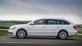 Skoda Superb II Kombi Facelifting (2013) - lewy bok