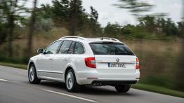 Skoda Superb II Kombi Facelifting (2013) - widok z tyłu