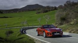 Jaguar F-Type V6S Italian Racing Red - widok z przodu