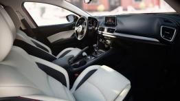 Mazda 3 III hatchback (2014) - widok ogólny wnętrza z przodu