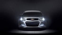 Chevrolet SS 2014 - przód - reflektory włączone
