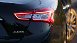 Maserati Ghibli (2014) - prawy tylny reflektor - włączony