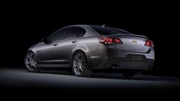 Chevrolet SS 2014 - tył - reflektory włączone