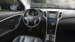 Hyundai Elantra GT (2014) - kokpit