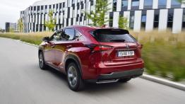 Lexus NX 300h F-Sport (2014) - widok z tyłu