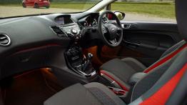 Ford Fiesta VII Facelifting Red Edition (2014) - widok ogólny wnętrza z przodu