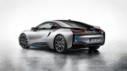 BMW i8 (2014) - tył - reflektory włączone