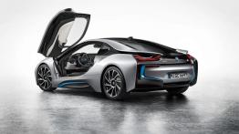 BMW i8 (2014) - tył - reflektory włączone