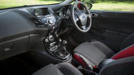 Ford Fiesta VII Facelifting Red Edition (2014) - widok ogólny wnętrza z przodu