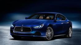 Maserati Ghibli (2014) - przód - reflektory włączone