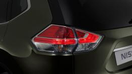 Nissan X-Trail III (2014) - lewy tylny reflektor - włączony