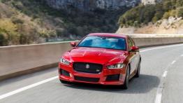 Jaguar XE S Italian Racing Red (2015) - widok z przodu