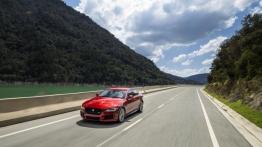 Jaguar XE S Italian Racing Red (2015) - widok z przodu