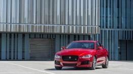 Jaguar XE S Italian Racing Red (2015) - widok z przodu