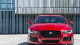 Jaguar XE S Italian Racing Red (2015) - widok z przodu