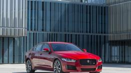 Jaguar XE S Italian Racing Red (2015) - widok z przodu