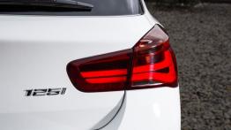 BMW serii 1 F20 Facelifting (2015) - prawy tylny reflektor - włączony