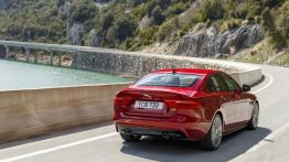 Jaguar XE S Italian Racing Red (2015) - widok z tyłu