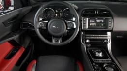 Jaguar XE S Italian Racing Red (2015) - kokpit