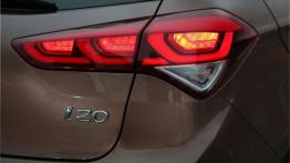 Hyundai i20 II (2015) - prawy tylny reflektor - włączony