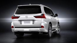 Lexus LX 570 Facelifting (2016) - widok z tyłu