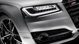 Audi S8 Plus (2016) - prawy przedni reflektor - włączony