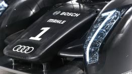 Audi R18 - lewy przedni reflektor - włączony