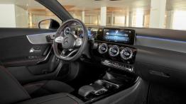 Mercedes-Benz Klasa A Sedan (2018) - widok ogólny wnętrza z przodu
