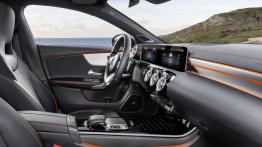 Mercedes CLA (2019) - widok ogólny wnętrza z przodu