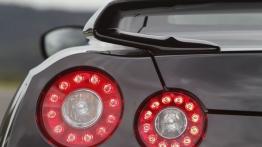 Nissan GT-R 2013 - lewy tylny reflektor - włączony