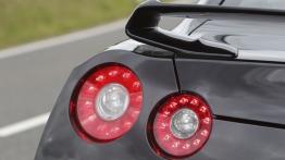 Nissan GT-R 2013 - lewy tylny reflektor - włączony