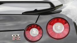 Nissan GT-R 2013 - prawy tylny reflektor - włączony