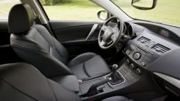 Mazda 3 hatchback 2012 - widok ogólny wnętrza z przodu