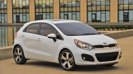 Kia Rio hatchback 2012 - przód - reflektory włączone