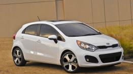 Kia Rio hatchback 2012 - przód - reflektory włączone