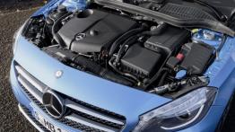 Mercedes A 180 CDI (W176) 2012 - maska otwarta