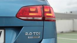 Volkswagen Golf VII Variant 2.0 TDI - galeria redakcyjna - prawy tylny reflektor - włączony