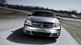 Dodge Avenger R/T 2012 - przód - reflektory włączone