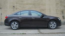 Chevrolet Cruze Sedan 1.8 141KM - galeria redakcyjna 2 - prawy bok