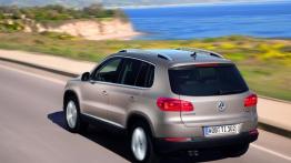 Volkswagen Tiguan 2012 - tył - reflektory włączone