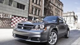 Dodge Avenger R/T 2012 - przód - reflektory włączone