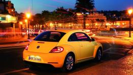 Volkswagen Beetle 2012 - tył - reflektory włączone