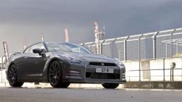 Nissan GT-R 2013 - widok z przodu