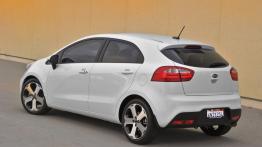 Kia Rio hatchback 2012 - tył - reflektory włączone