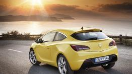 Opel Astra GTC 2012 - tył - reflektory włączone