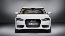 Audi A6 Avant V6 TDI 2012 - przód - reflektory włączone